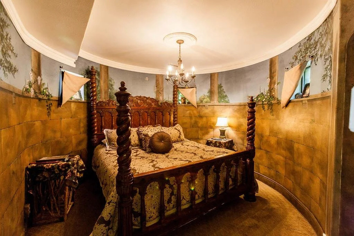 Room 4 of 18