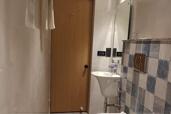 Room 5 of 24