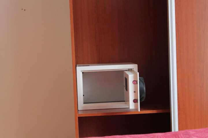 Room 10 of 32