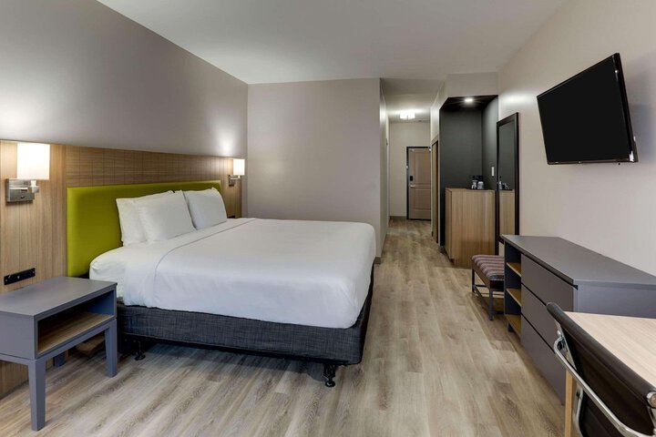 1 King Bed (8 of 14)