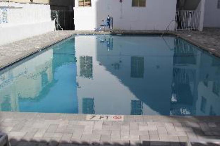 Swimming pool [outdoor]