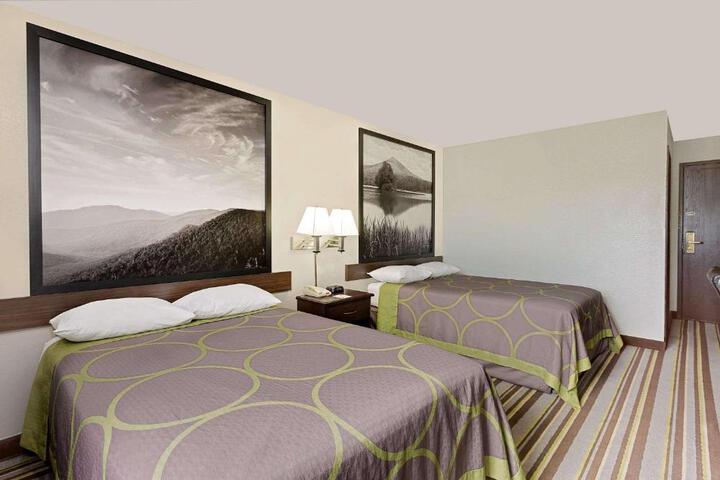 2 Queen Beds (13 of 14)