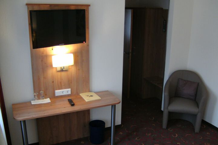 Room 12 of 33