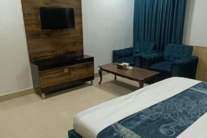 Room 6 of 34