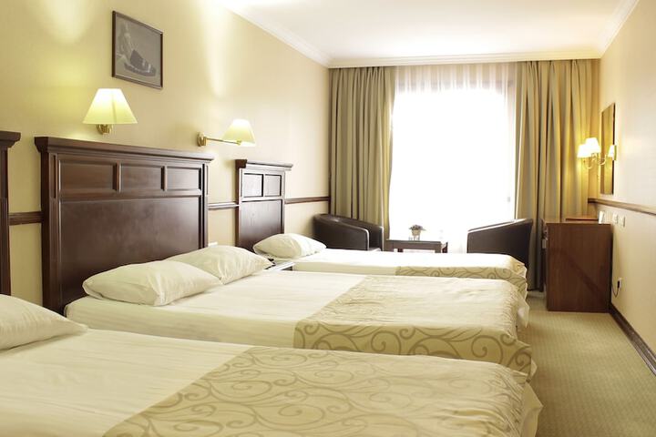 Room 8 of 114
