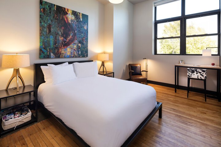1 Queen Bed (8 of 11)