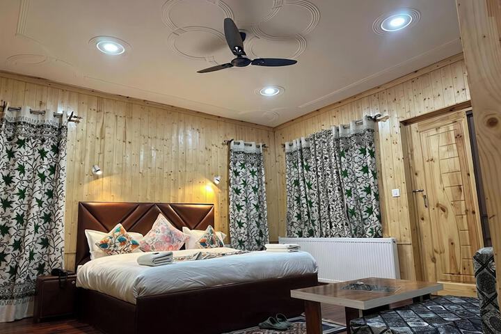 Room 5 of 12