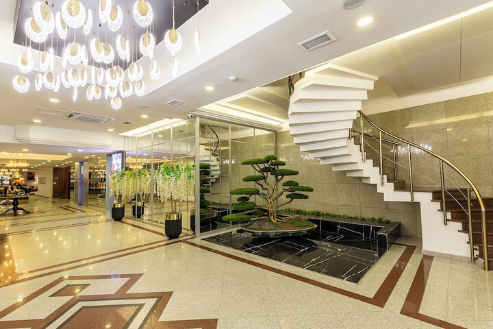 Ballroom/Hall 69 of 71
