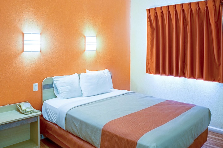1 Queen Bed (7 of 11)