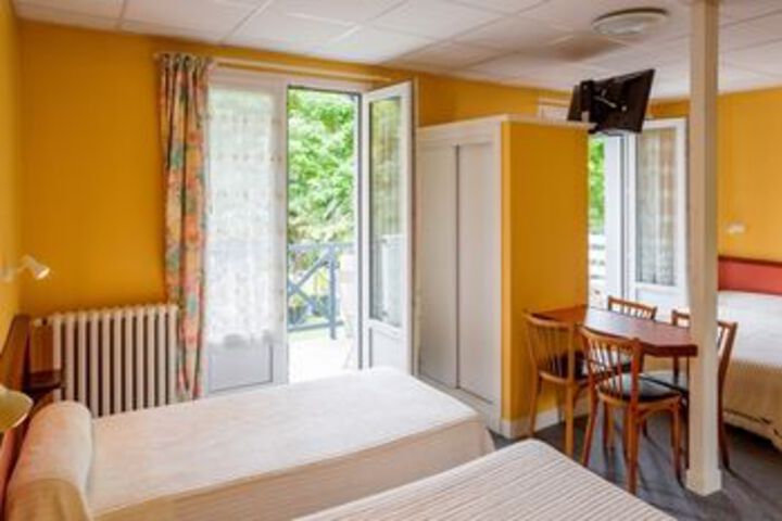 Room 6 of 12