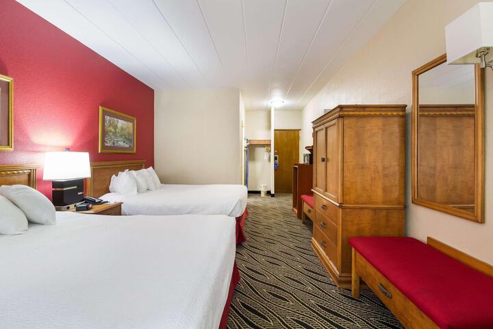 2 Queen Beds Microwave and Refrigerator WiFi Full Breakfast (8 of 16)