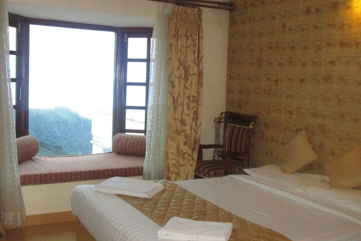 Room 4 of 33