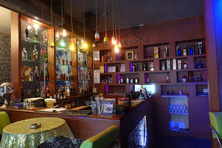 Lounge 23 of 31