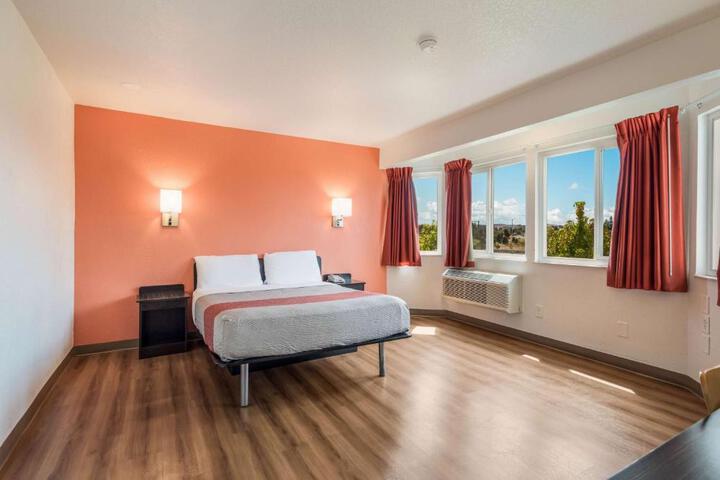 1 Queen Bed (15 of 19)