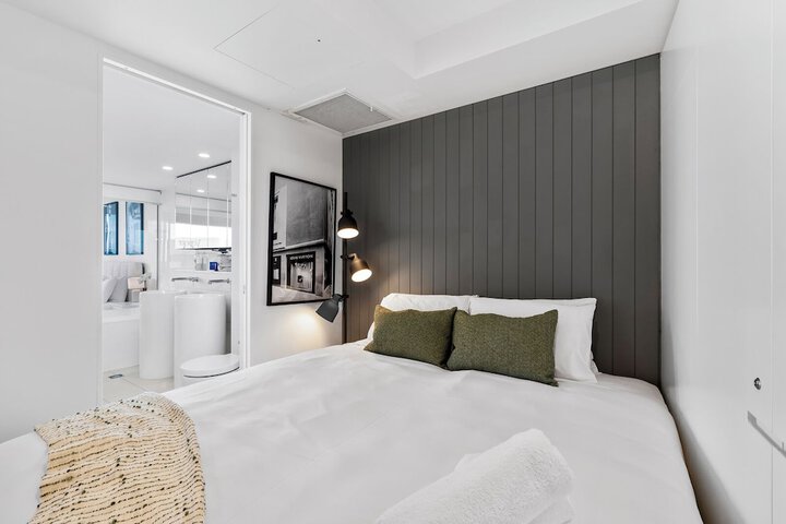 Room 52 of 213