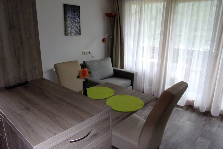 Room 4 of 33