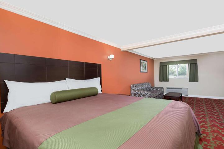 1 Queen Bed (18 of 32)