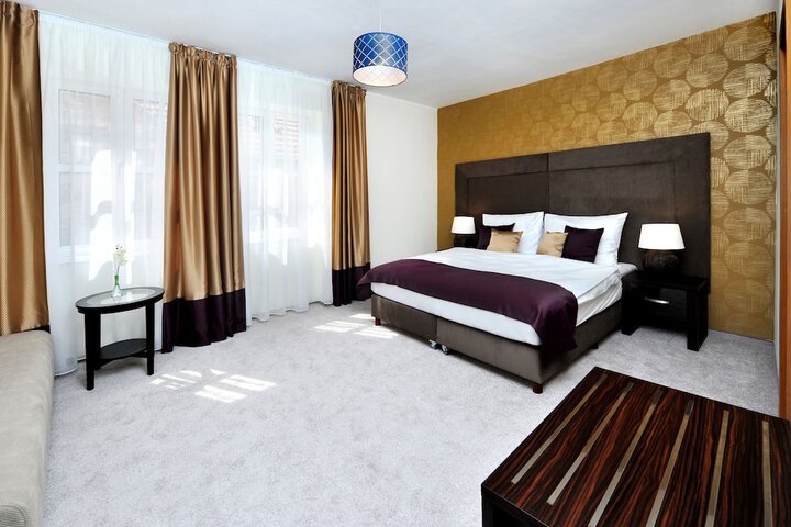 Room 10 of 38
