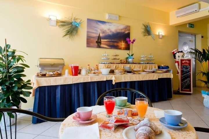 Breakfast/Coffee Service 24 of 34