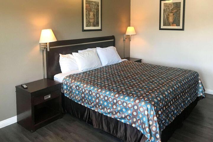 1 King Bed (6 of 8)