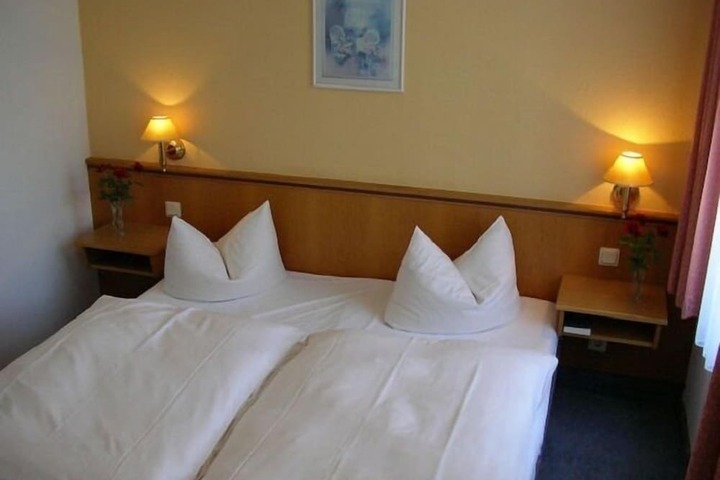 Room 5 of 10