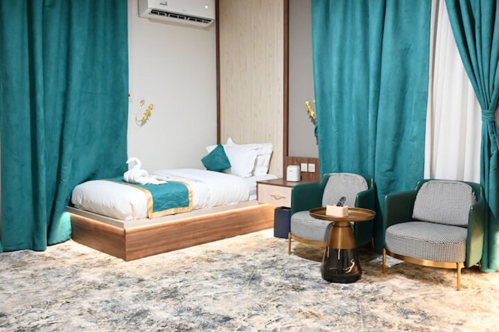 Room 33 of 61