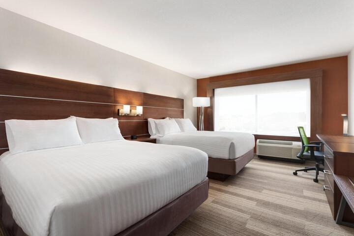 2 Queen Beds (1 of 9)