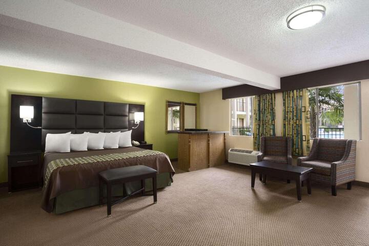 1 King Bed (5 of 9)