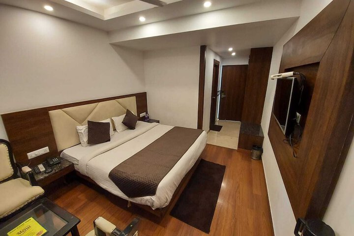 Room 10 of 27