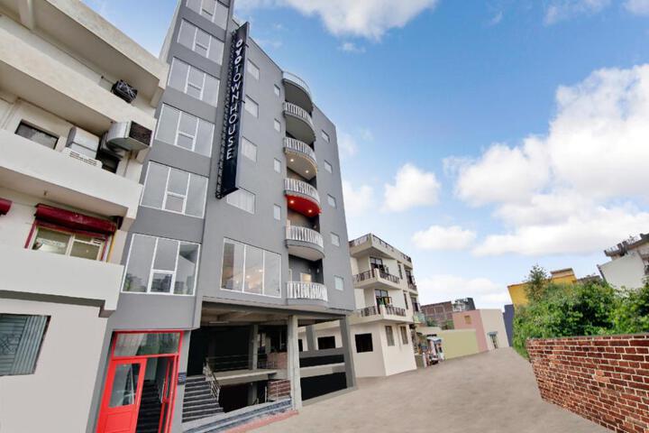 Townhouse Sector 49 Near Logix city centre