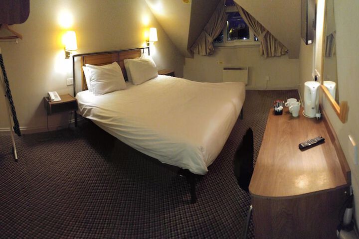 Room 33 of 236