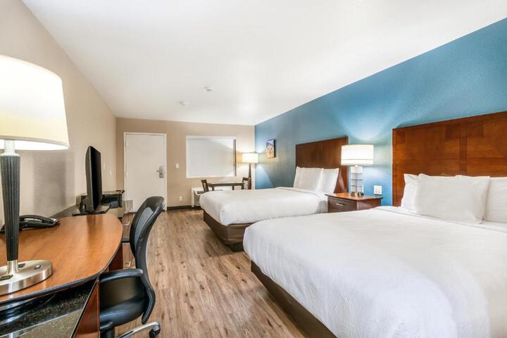 1 Queen Bed (4 of 16)