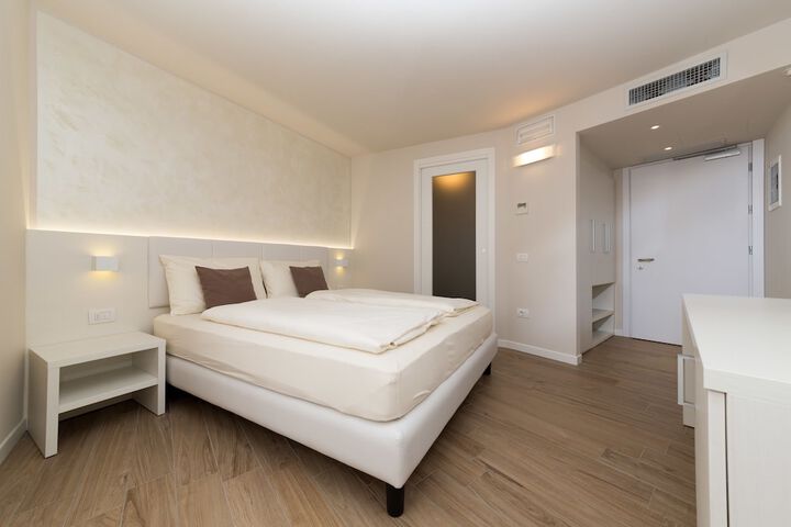 Room 14 of 73