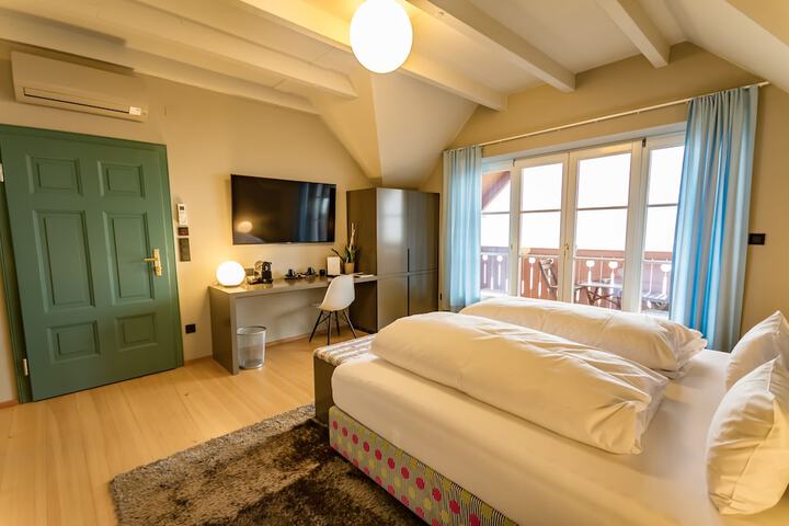 Room 14 of 33