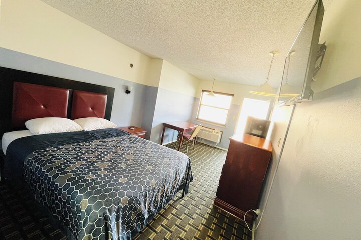 Room 6 of 10