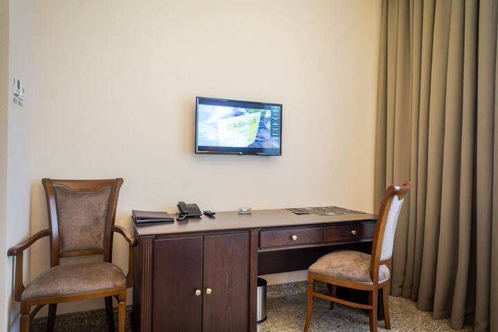 Room 10 of 28