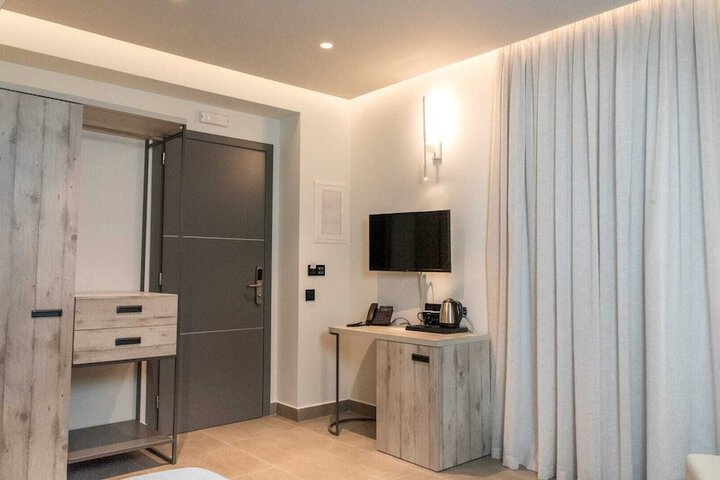 Room 4 of 16