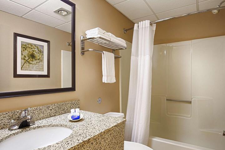 2 Queen Beds (8 of 16)