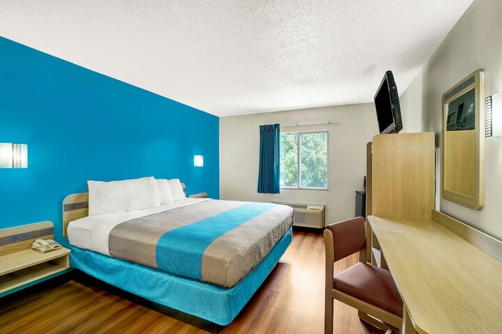 1 King Bed (9 of 10)