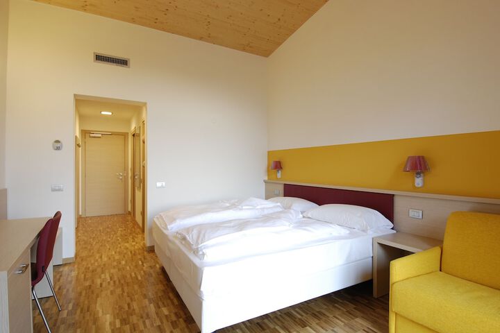 Room 13 of 77