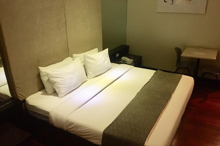 Room 6 of 32