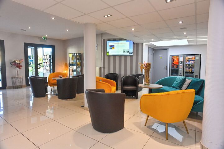 Lounge 43 of 64