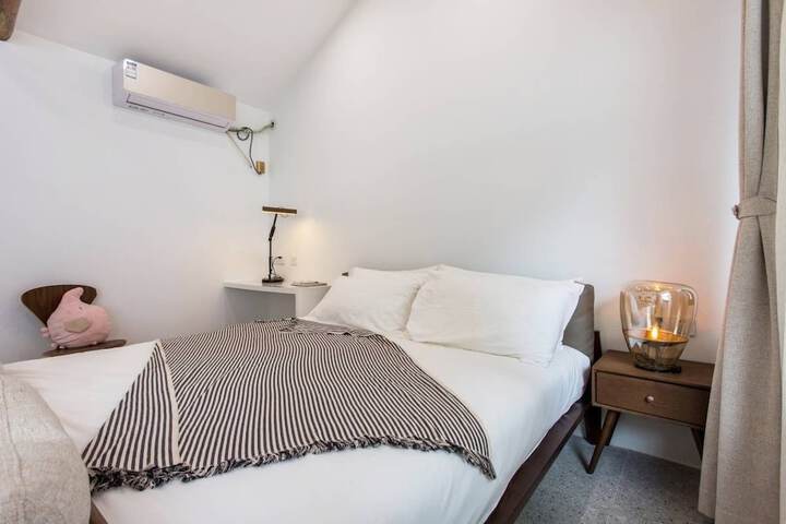 Room 4 of 34