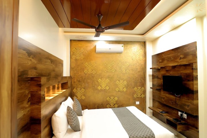 Room 6 of 19