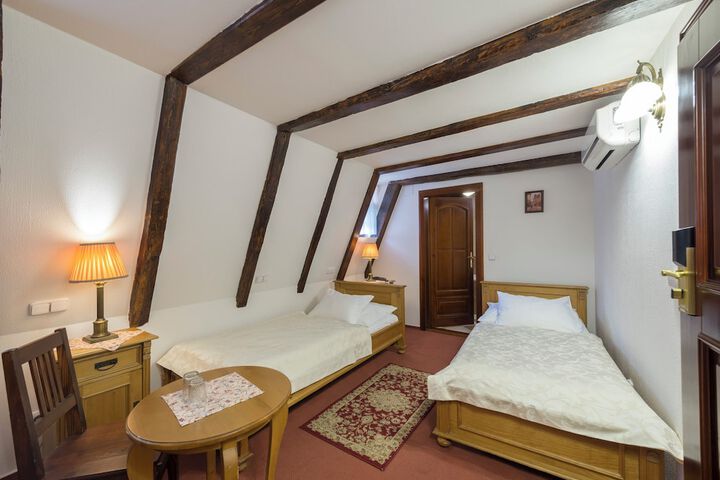 Room 27 of 61