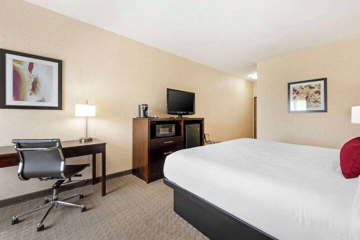 1 King Accessible Comm Assist Bathtub Microwave, Refrigerator WiFi Full Breakfast (2 of 13)
