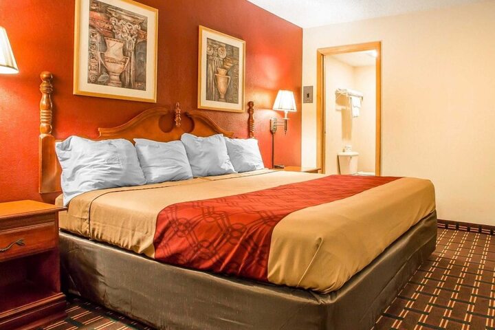 1 King Bed (4 of 5)