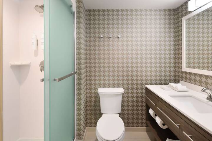 1 King Accessible Tub Studio Suite (2 of 15)
