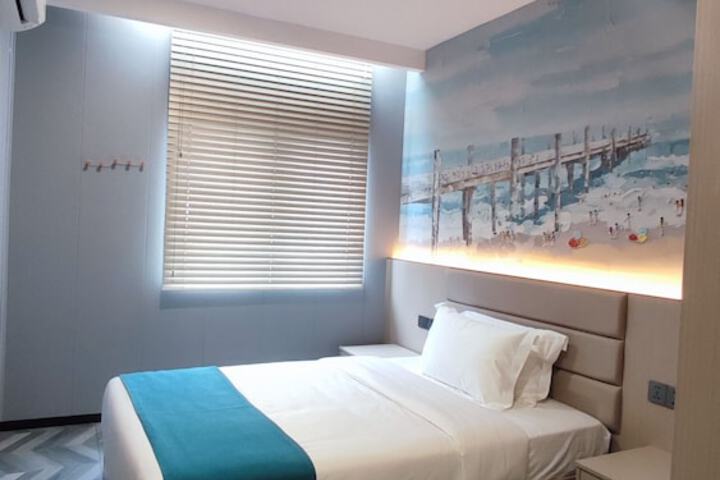 Room 6 of 16
