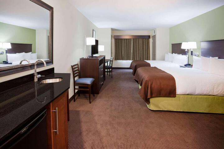 2 Queen Beds Executive Room (1 of 9)